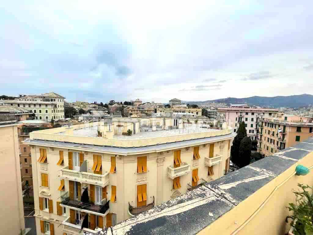 Rent Apartment Genoa. 3room flat in via Monte Zovetto. Good condition