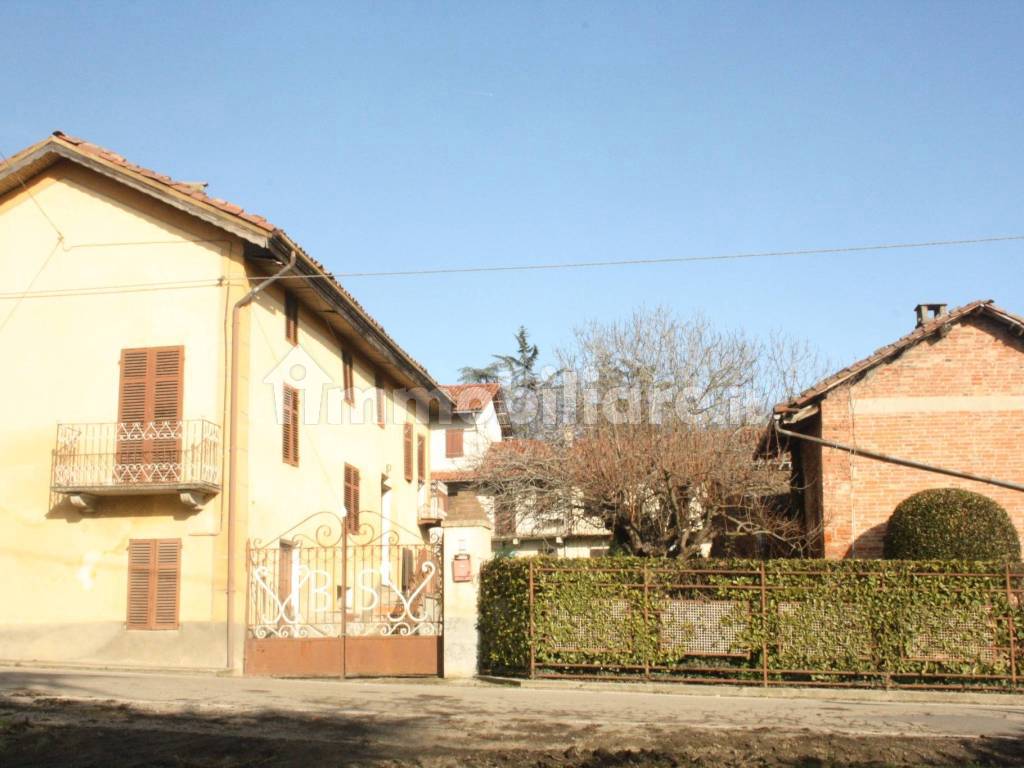 Casa con recinzione