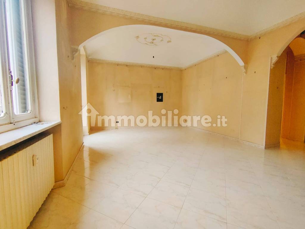 Rent Apartment Turin. 4room flat in via Salbertrand 3. Good condition