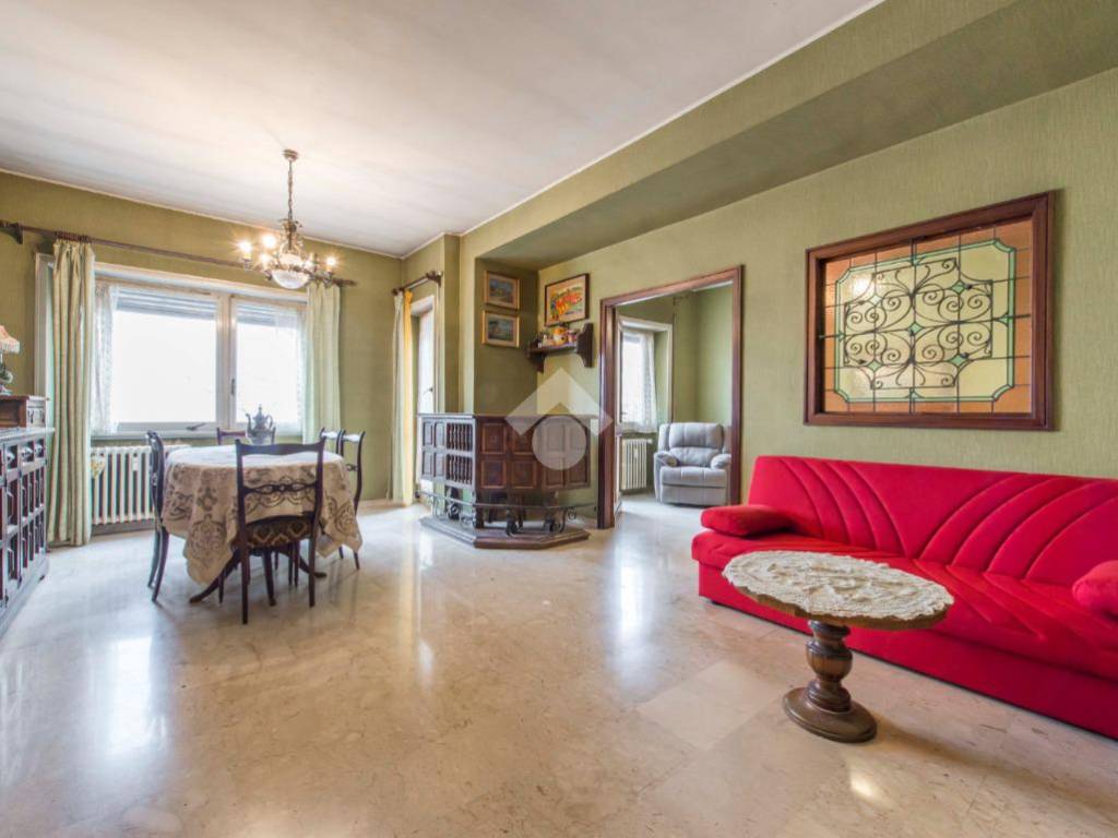 Vendita Appartamento Roma. Quadrilocale in via Val Trompia 140. Buono ...