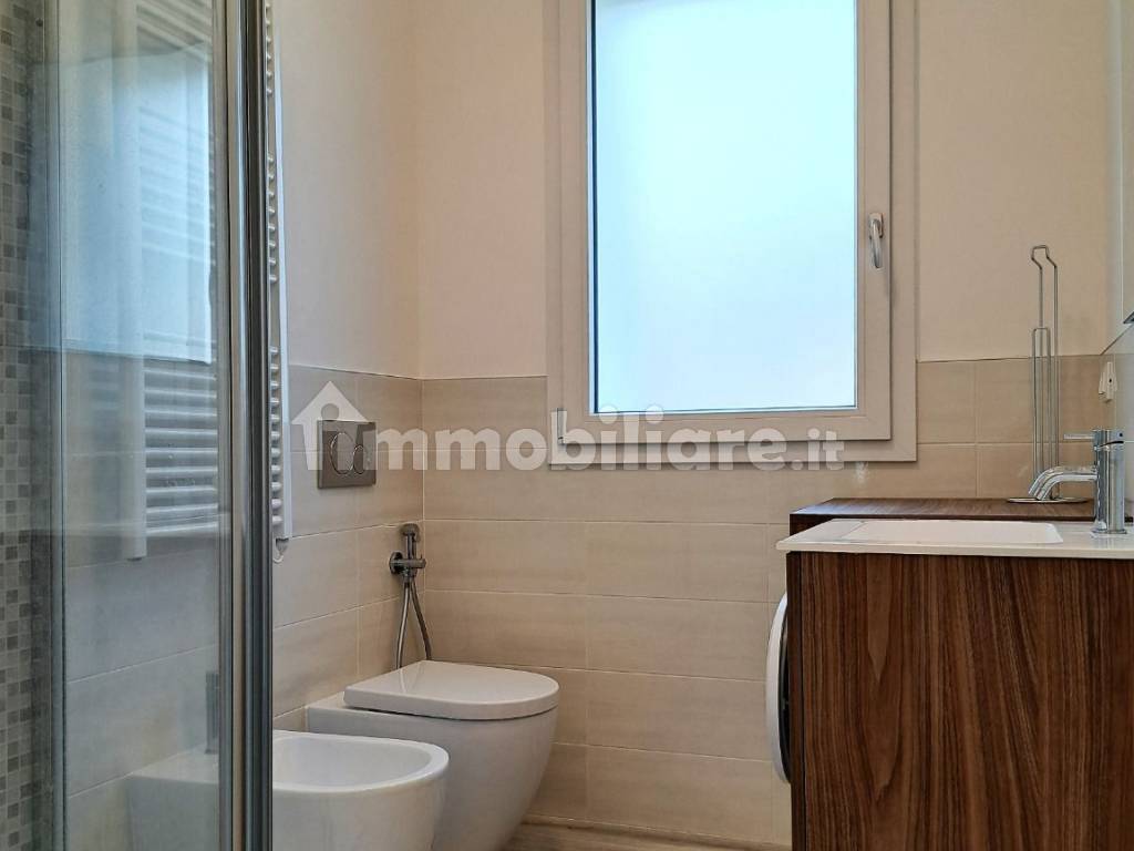 bagno con box doccia in cristallo