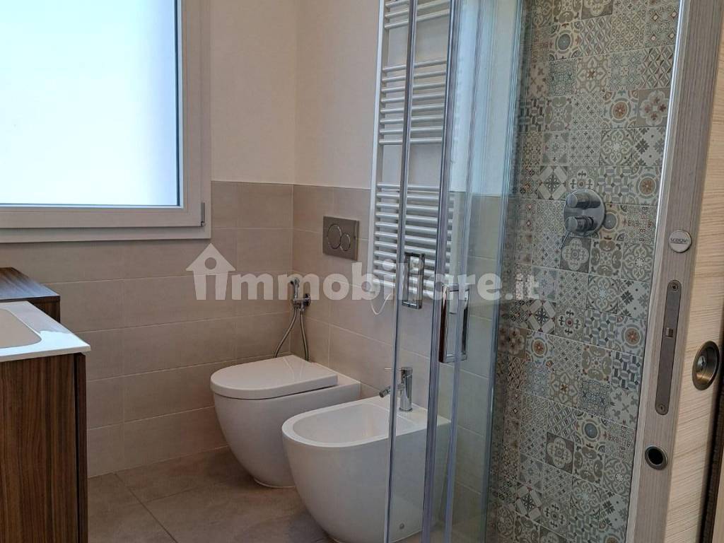 bagno con box doccia in cristallo