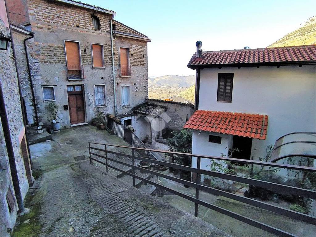 La facciata di ingresso sul vicolo