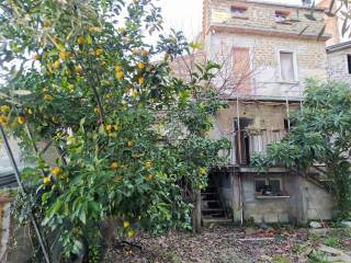 La facciata dal giardino