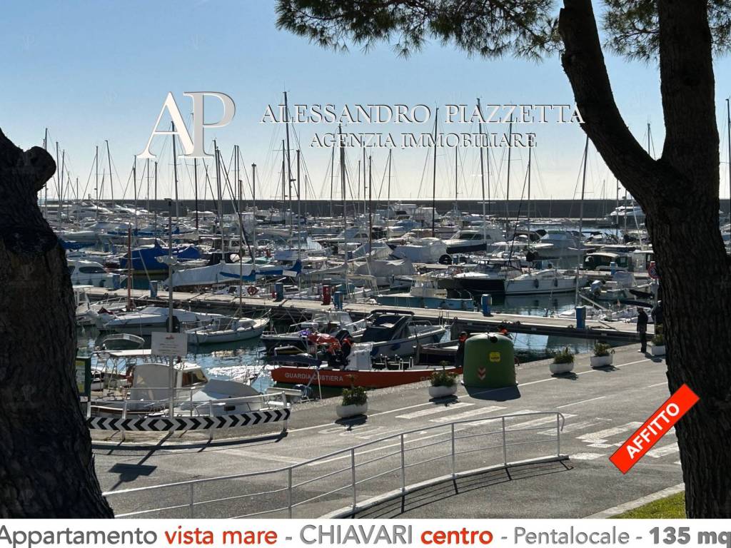 Il porto di Chiavari adiacente