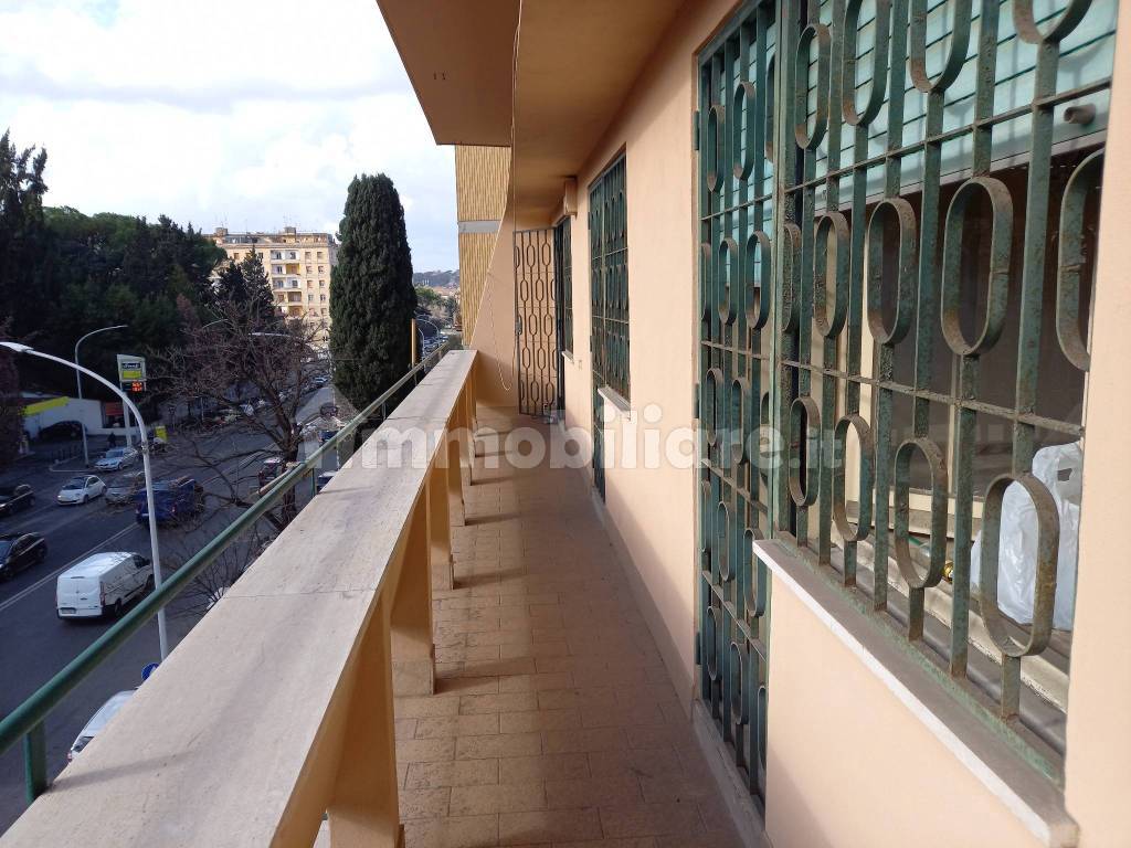 Vendita Appartamento in viale Marco Polo 71. Roma. Da ristrutturare, terzo  piano, con balcone, riscaldamento centralizzato, rif. 100830477