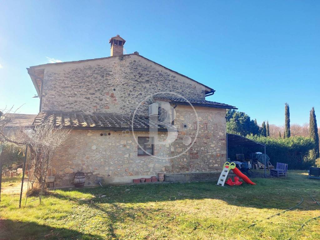 Porzione di casale con giardino, Monteriggioni