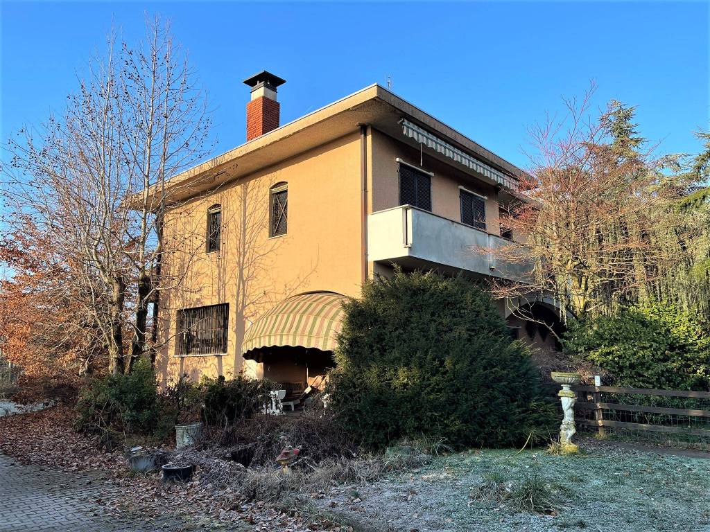 Vendita Villa unifamiliare in via Benedetto Croce 20 Cerro Maggiore. Buono  stato, posto auto, con balcone, riscaldamento autonomo, 332 m², rif.  100868493