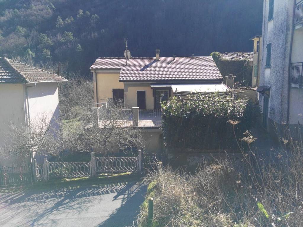 Vendita Villa unifamiliare in via Maestra Riccò del Golfo di Spezia. Posto  auto, con terrazza, 90 m², rif. 100931845