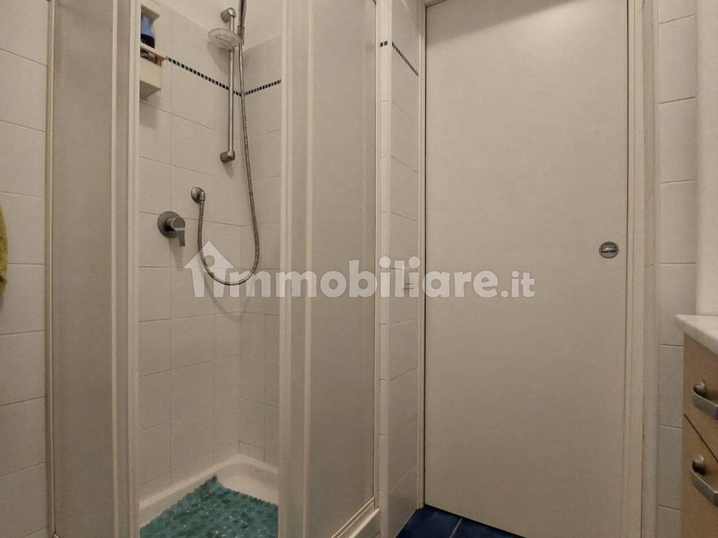 Bagno con doccia dedicato alla camera