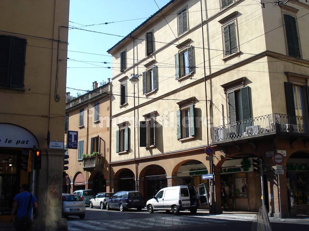 Rent Apartment Bologna. 3room flat in via Nosadella 3. Excellent