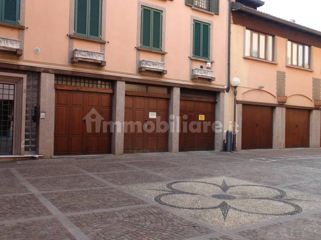 Rent Apartment Monza. 3room flat in via Vittorio.... Good condition