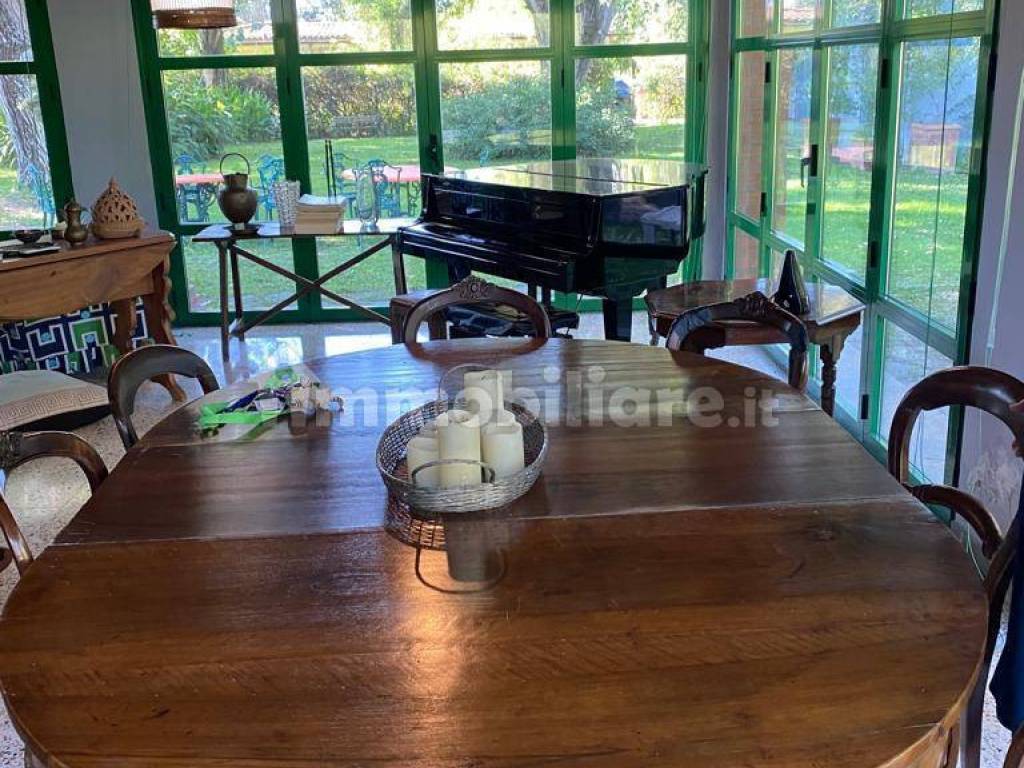 Salone con giardino di inverno