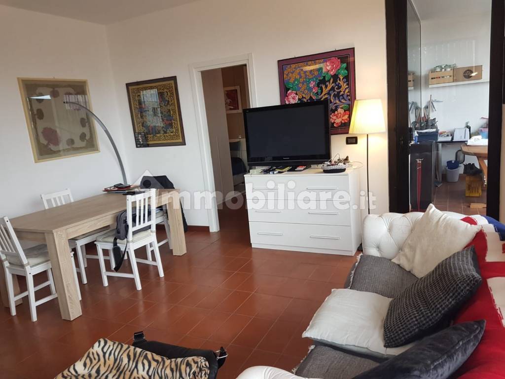 Rent Apartment Pescara. 2room flat in via Notturno. Good condition