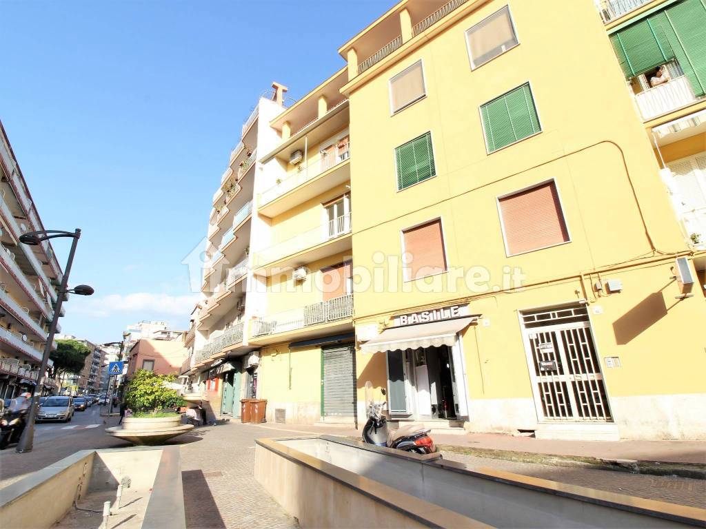 Affitto Appartamento San a Cremano. Trilocale in piazza