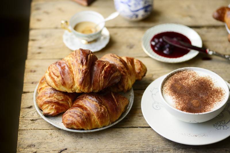 croissant sul tavolo 800x534