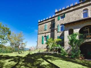 Il castello visto dalla piazza d'armi