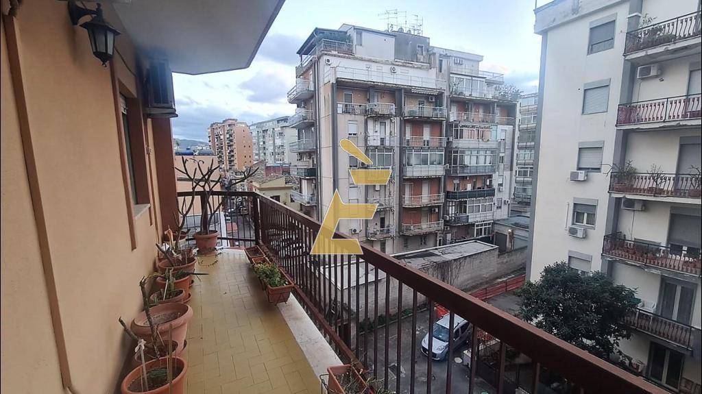 Vendita Appartamento Palermo. Quadrilocale in via Salvatore Aldisio 47. Da  ristrutturare, terzo piano, posto auto, con balcone, rif. 100871569