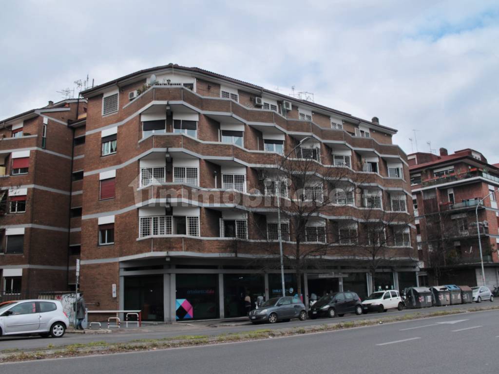 Vendita Appartamento in viale Marco Polo, 88. Roma. Buono stato, quarto  piano, con balcone, riscaldamento centralizzato, rif. 101264345