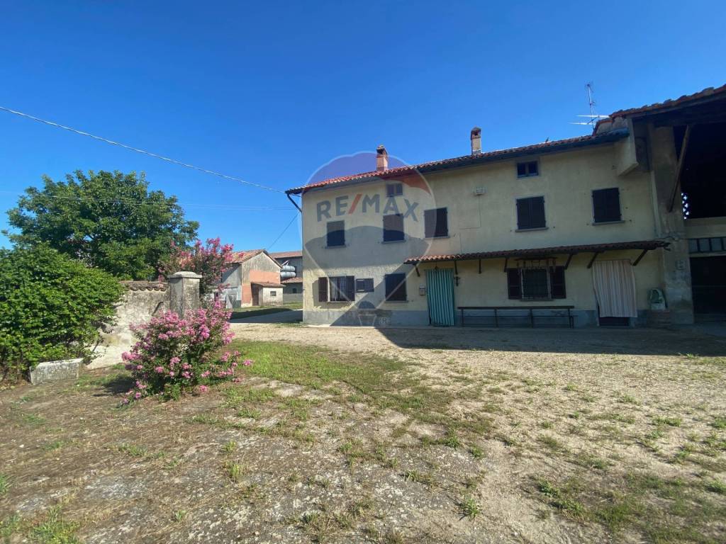 Vendita Rustico Gropello Cairoli. Da ristrutturare, posto auto, 3500 m²