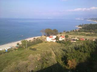 terreno e villa viste dalla strada