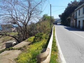 il terreno confina con la strada