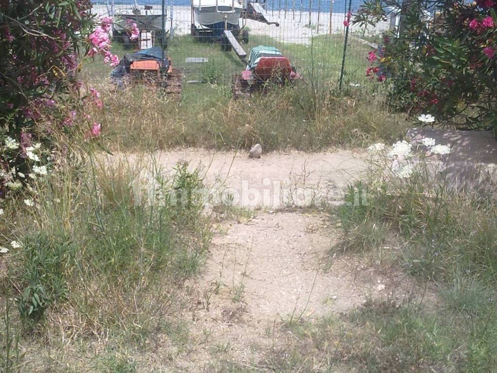 il terreno confina con la spiaggia