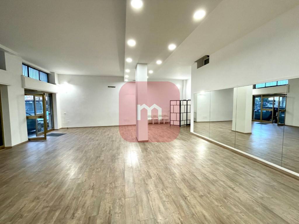 Locale commerciale via Lucio Calpurnio Bibulo, Roma, rif. 101347239