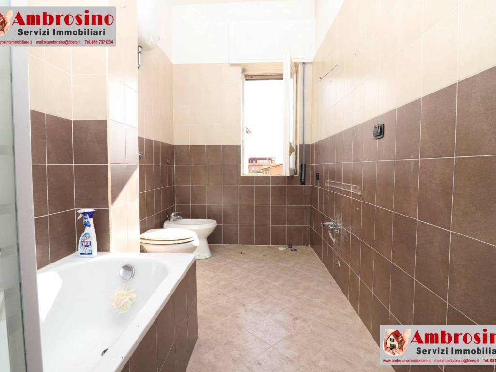 BAGNO FINESTRATO CON VASCA