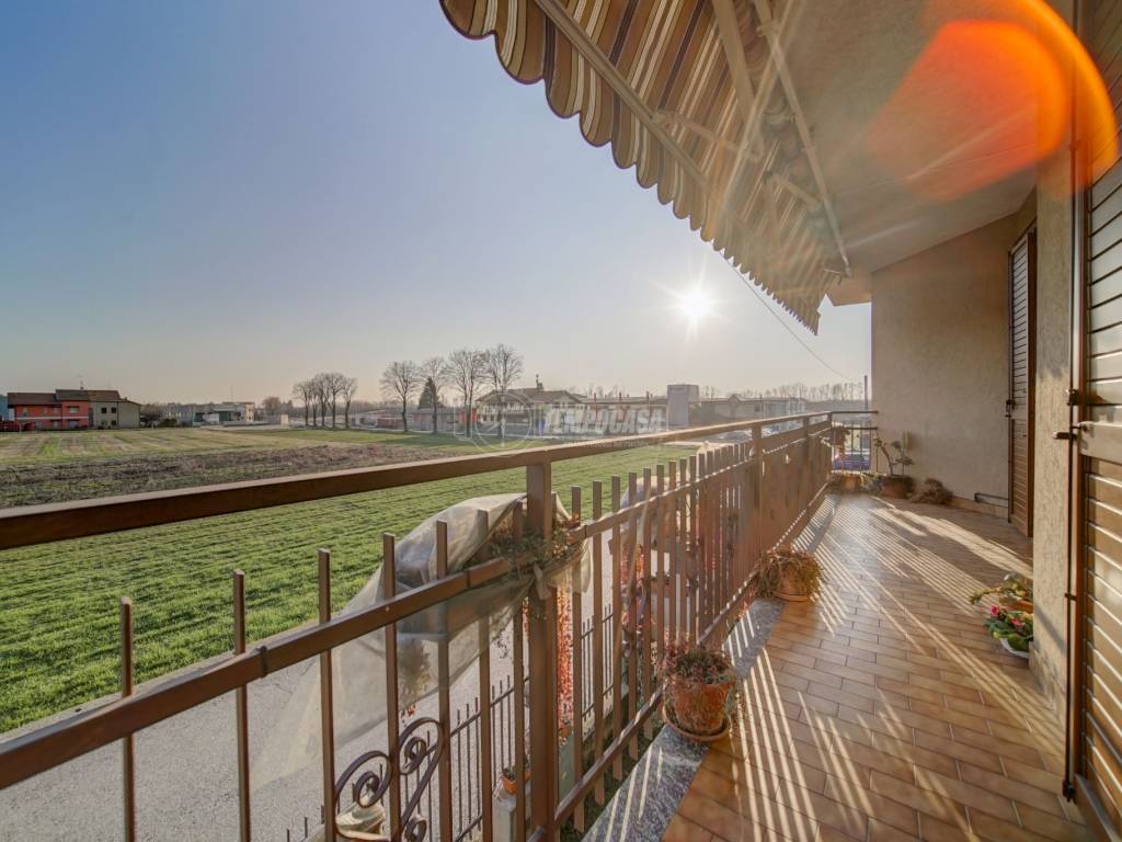 Balcone cucina e soggiorno