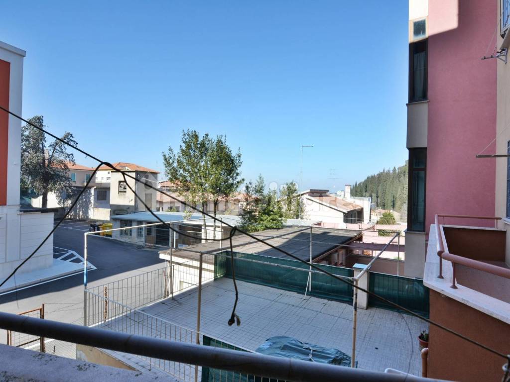 Vendita Appartamento in via Giosuè Carducci 1. Castelfidardo. Da  ristrutturare, primo piano, posto auto, con balcone, riscaldamento  autonomo, rif. 101391069