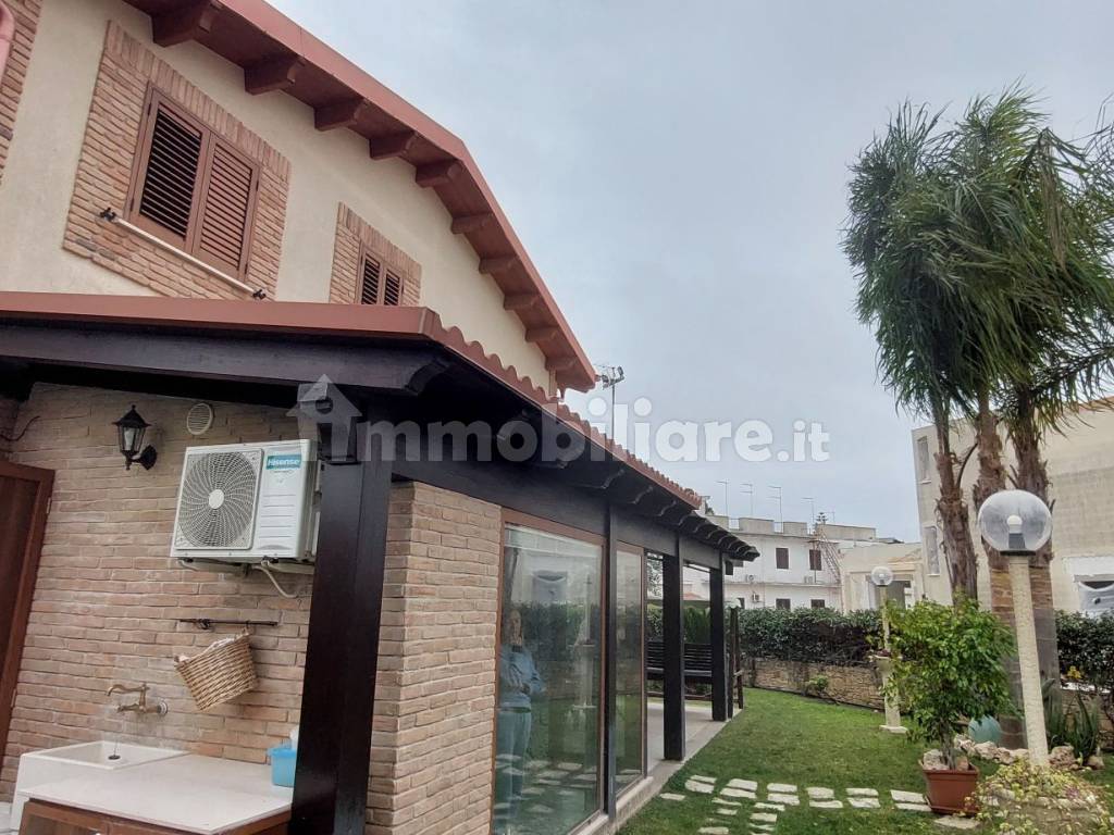 Vendita Villa a schiera in via Lama 37/b Taranto. Ottimo stato, posto auto,  con balcone, riscaldamento autonomo, 135 m², rif. 101399799
