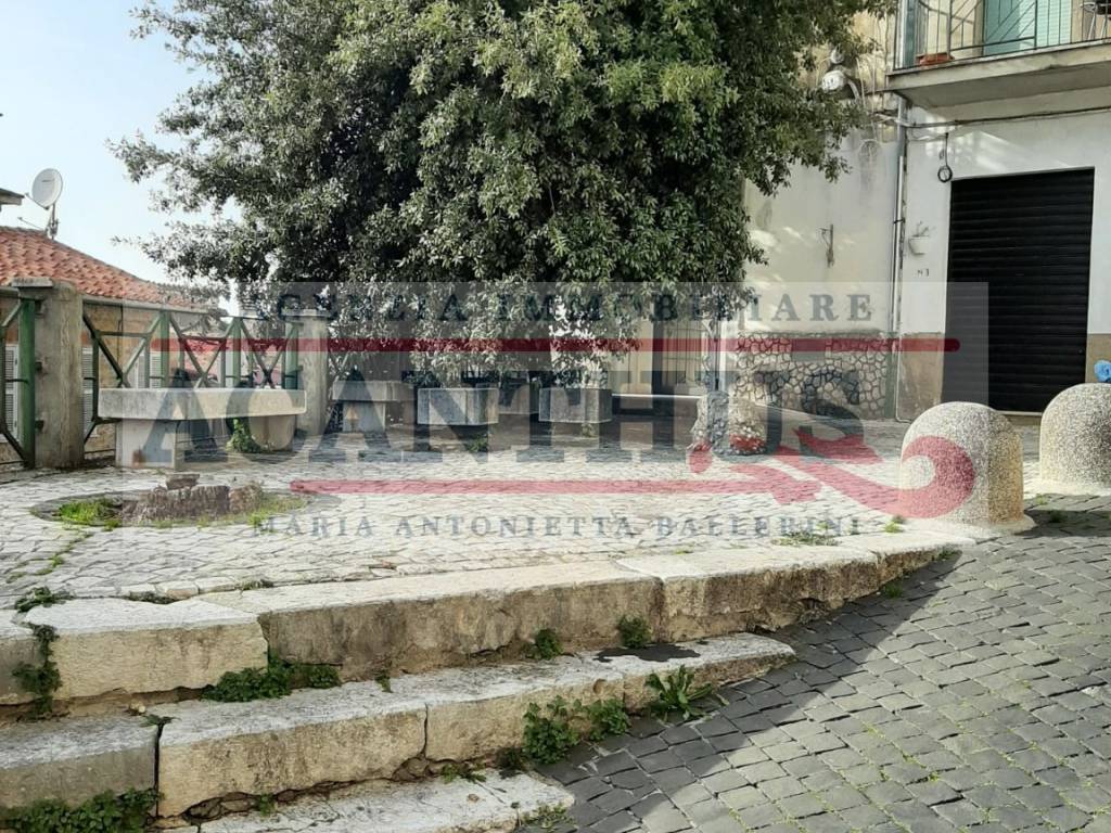 la piazzetta antistante l'ingresso