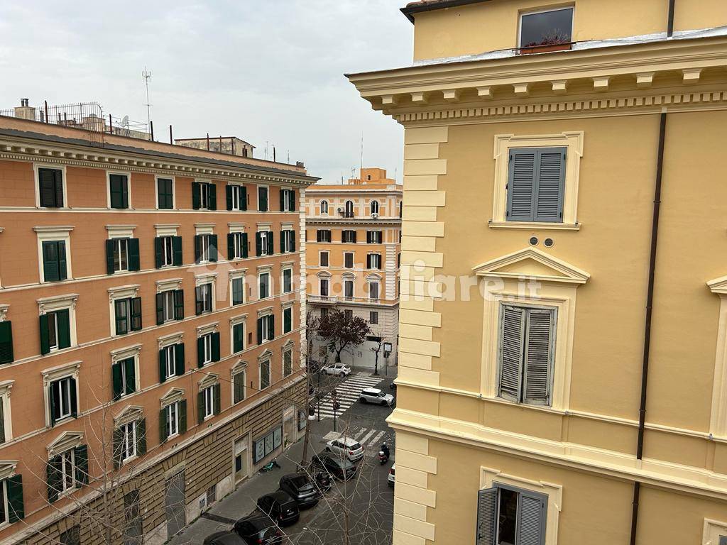 Rent Penthouse in via Crescenzio Rome. Excellent condition, with