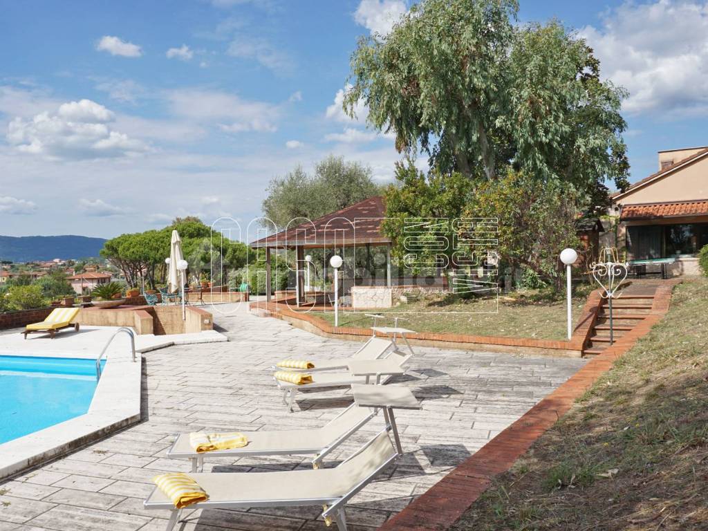 Piscina con solarium e zona pranzo esterna