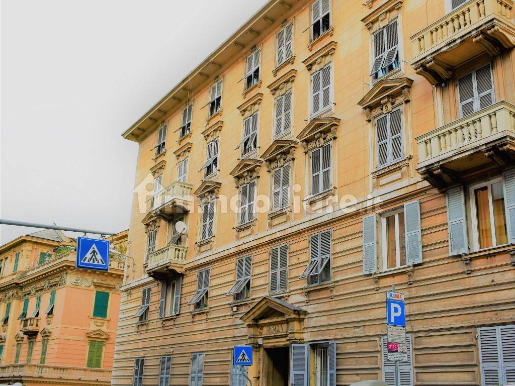 Rent Apartment Genoa. 4room flat in via Leonardo.... Excellent