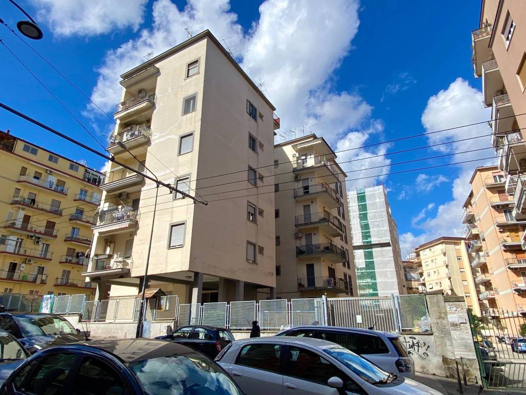 Vendita Appartamento in viale Colli Aminei 60. Napoli. Da ristrutturare,  terzo piano, posto auto, con balcone, riscaldamento autonomo, rif. 101459723