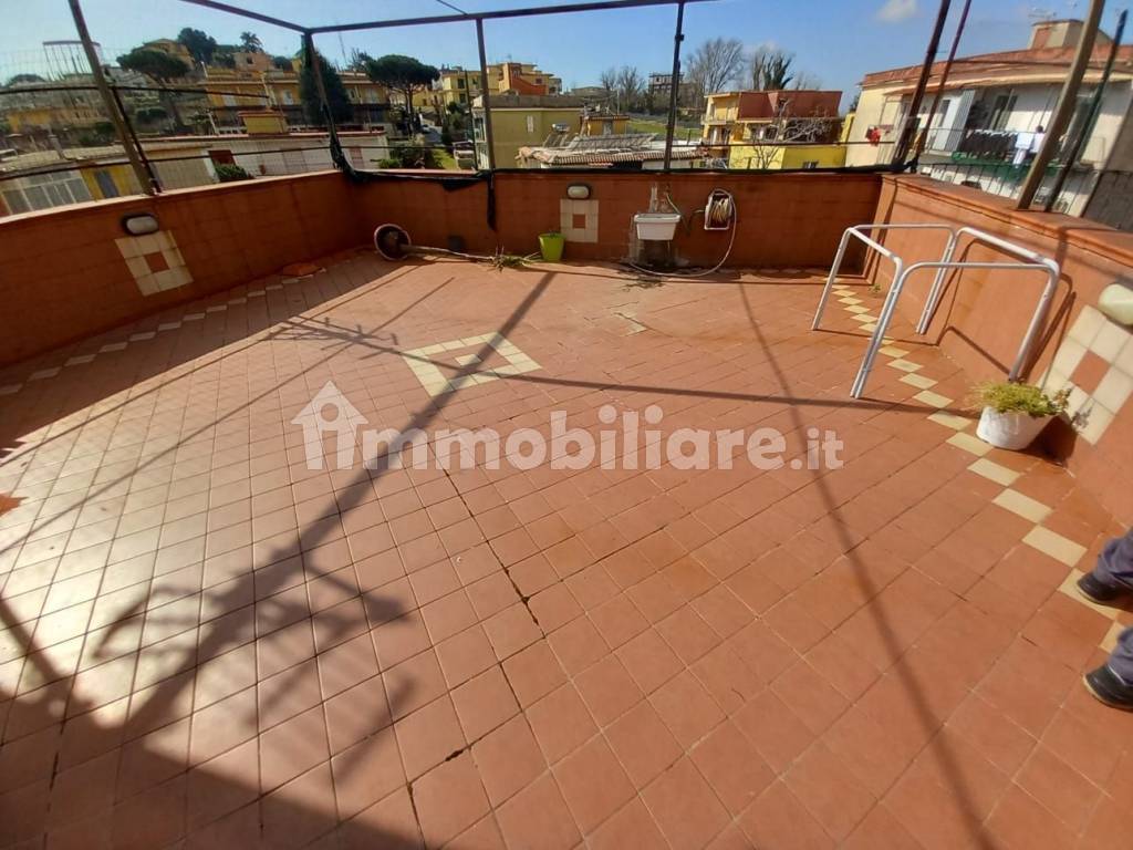 Vendita Appartamento Napoli. Trilocale in via Camillo Guerra. Buono stato, primo piano, con