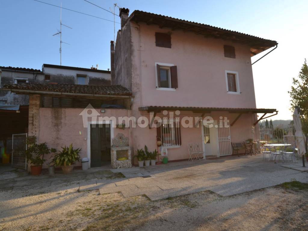 Vendita Rustico in via Casale 27 Budoia. Buono stato, posto auto, 114