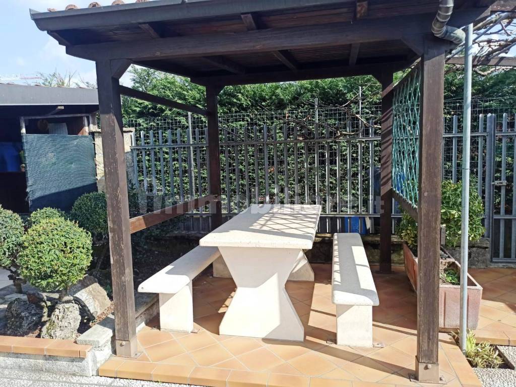 Gazebo con tavolo sedie e barbecue