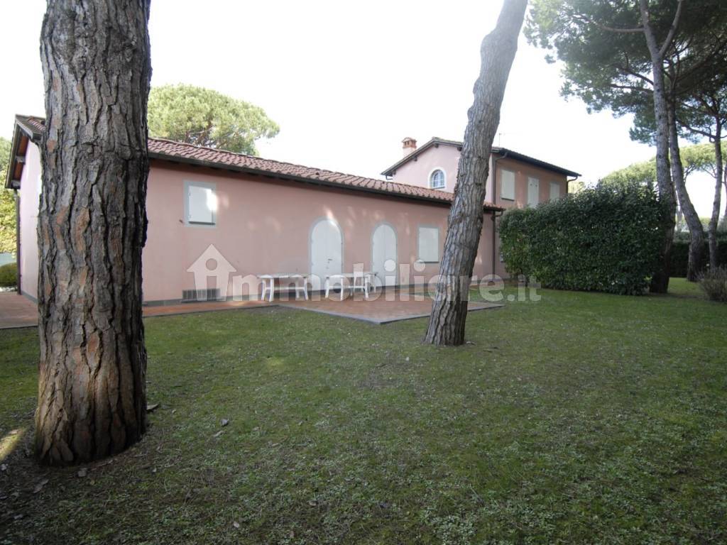 Affitto Villa bifamiliare in via Cesare Battisti Forte dei Marmi. Buono  stato, con terrazza, riscaldamento centralizzato, 130 m², rif. 101712121