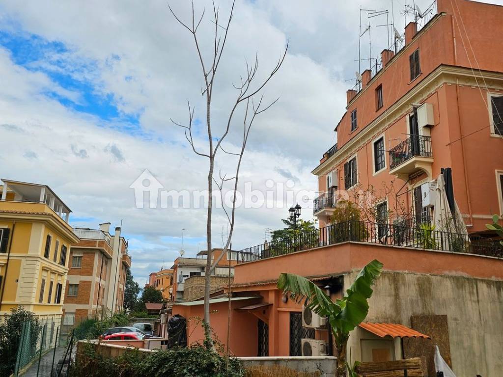 Vendita Appartamento in via della Cava Aurelia 17. Roma. Ottimo stato,  primo piano, con balcone, riscaldamento centralizzato, rif. 101752975