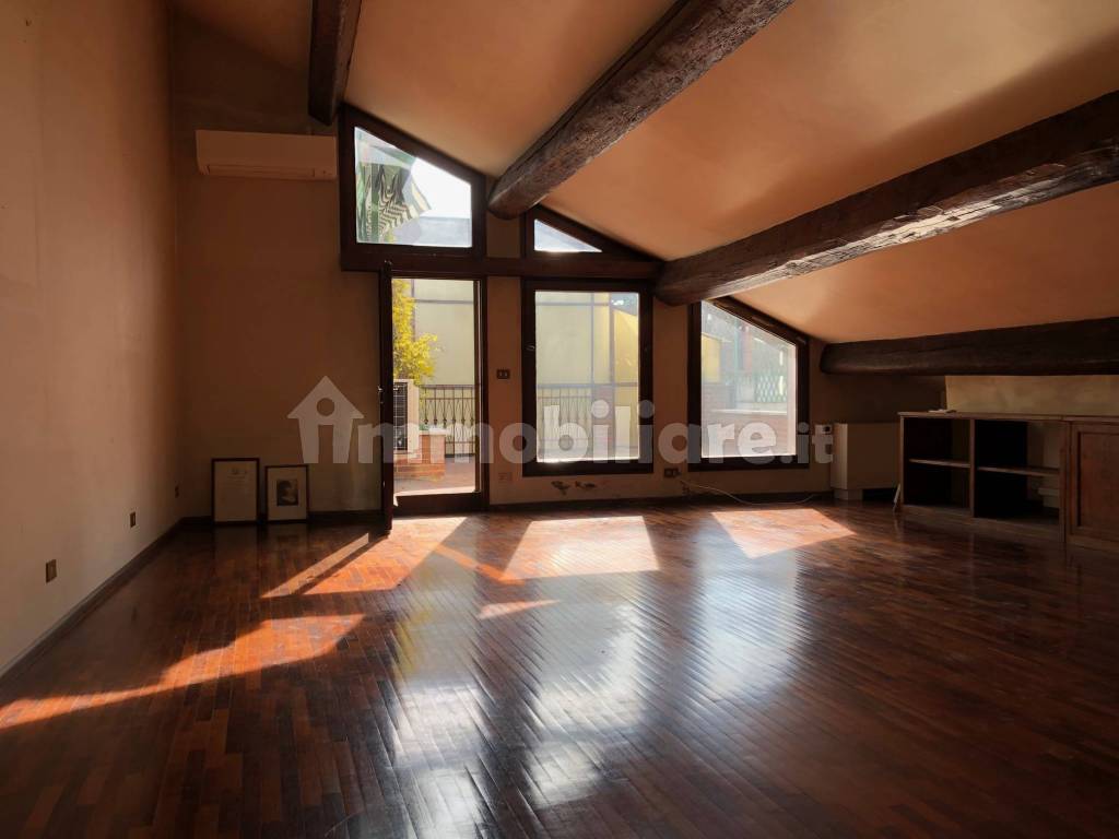 Vendita Mansarda in via Boccacanale di Santo Stefano 3 Ferrara. Buono stato, con terrazza, rif Vendita Mansarda in via Boccacanale di Santo Stefano 3 Ferrara. Buono stato, con terrazza, rif