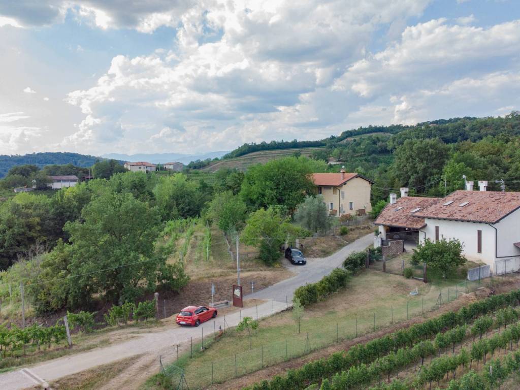 Vendita Villa unifamiliare in Località Quarnizza 1 Dolegna del Collio.  Ottimo stato, posto auto, con balcone, riscaldamento autonomo, 240 m², rif.  101819501