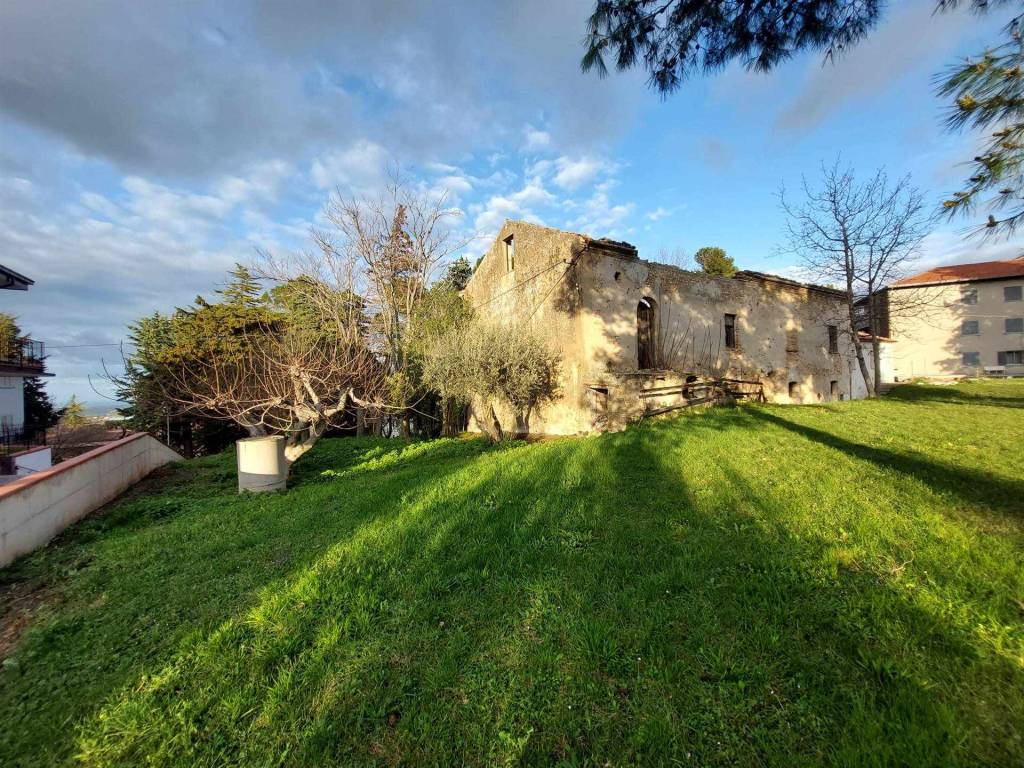 Rustico, da ristrutturare, 1320 m², centro, castel frentano