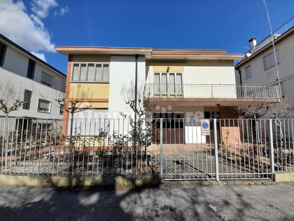 Vendita Villa unifamiliare in via P. Poletto 2 Dolo. Da ristrutturare,  posto auto, con balcone, riscaldamento autonomo, 300 m², rif. 101836002