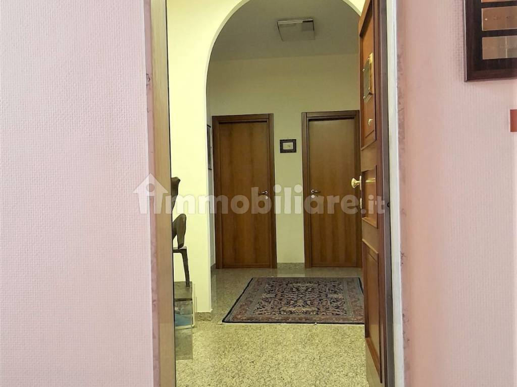 ingresso con due porte bagni