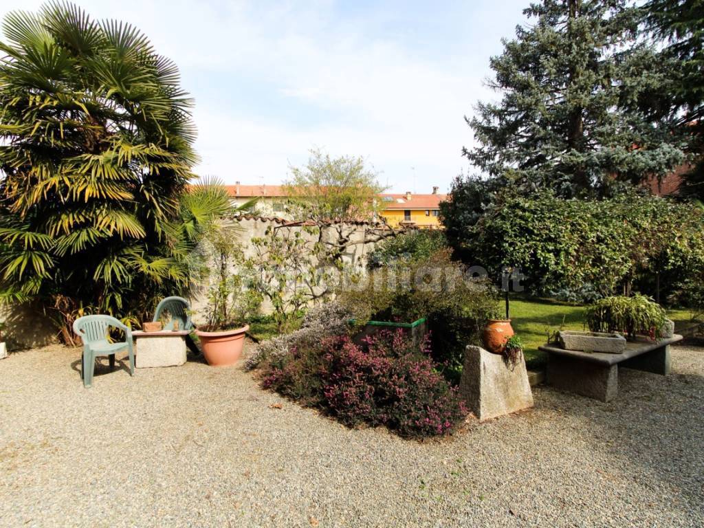 Villa_indipendente_ghemme_giardino-7.jpg