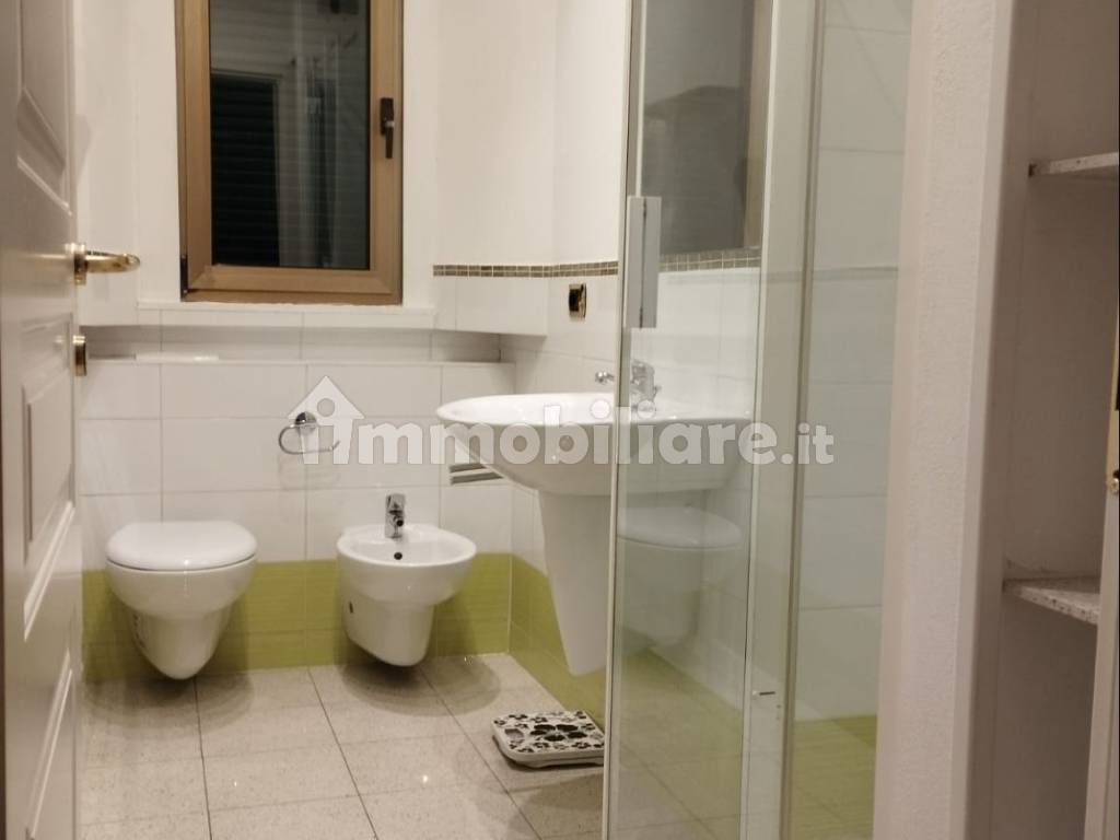 Affitto Appartamento Como. Trilocale in via Mentana 6. Ottimo stato, terzo piano, riscaldamento