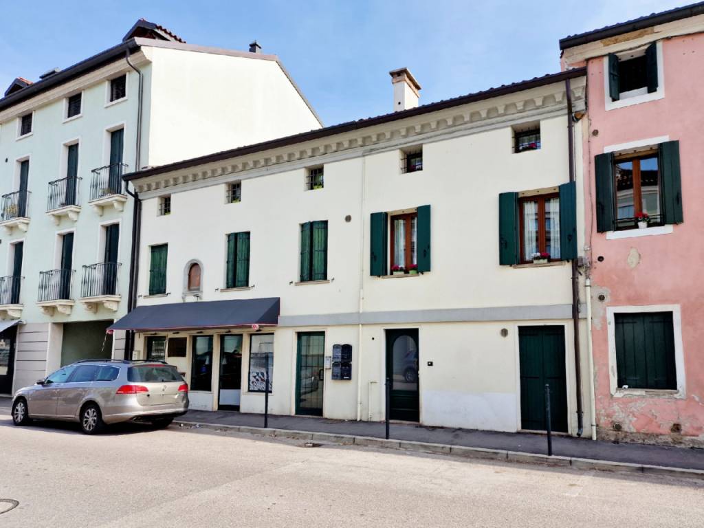 Locale commerciale via principe amedeo, semicentro, este